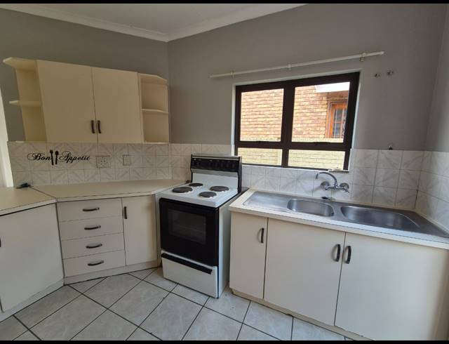 3 BEDROOM TOWNHOUSE FOR SALE IN VANDERBIJLPARK SE 3